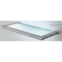 Profile zur Beleuchtung einer Tafel aus Glas der aus Kunststoff